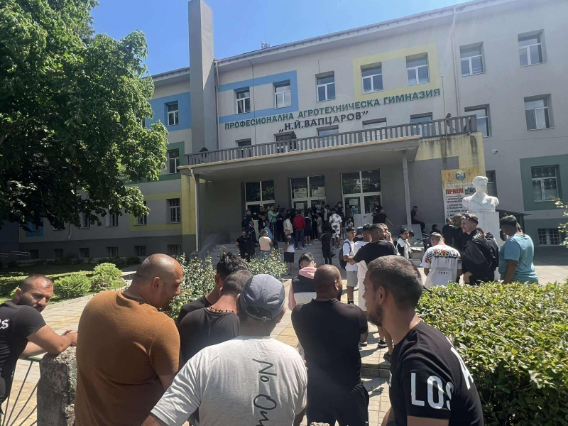 Напрежение в Бяла Слатина! Пребиха две момчета в клас, близките им щурмуваха училището и районното /снимки+видео/
