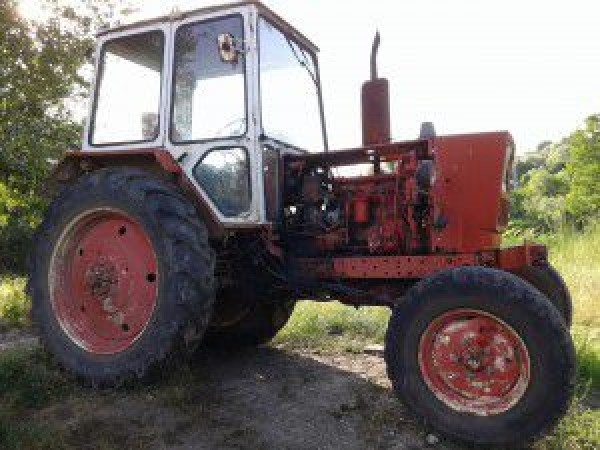 Полицията издирва бандит разкостил трактор в село Замфирово научи агенция