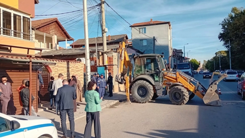 Бутат тайни наркодепа, незаконни постройки и скривалища на дилъри в Пловдив /снимки/