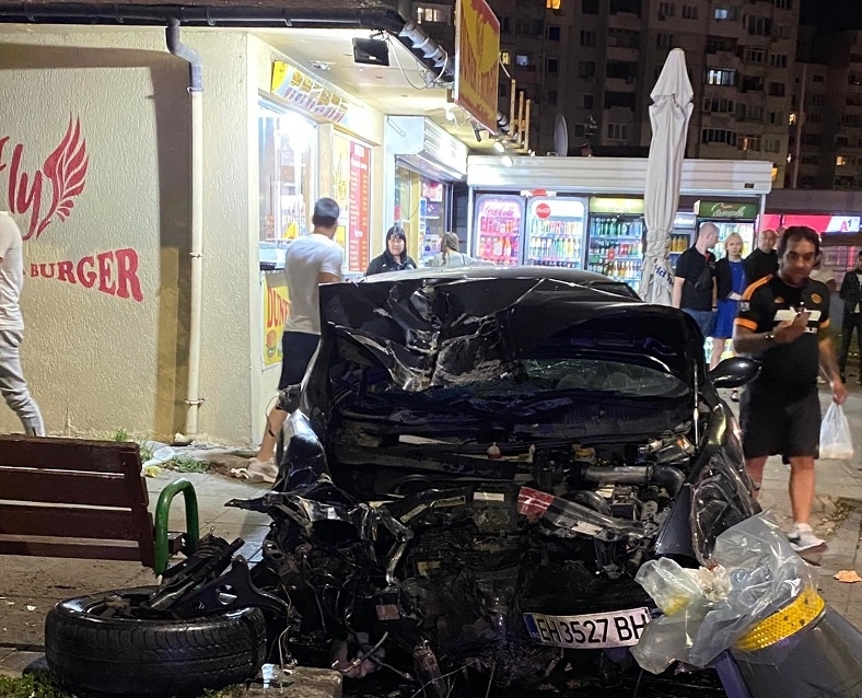 Шофьор без книжка удари няколко коли в София помете кофа