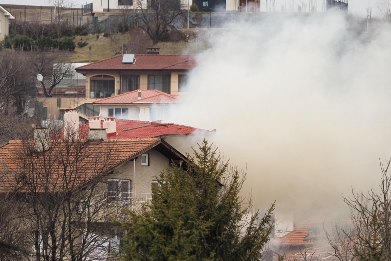 Издирват двама души мъж и жена след взрива на
