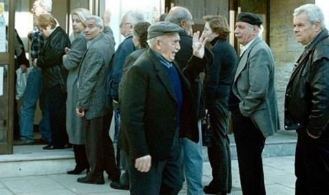Догодина: 2000 българи с пенсия над тавана от 1040 лева