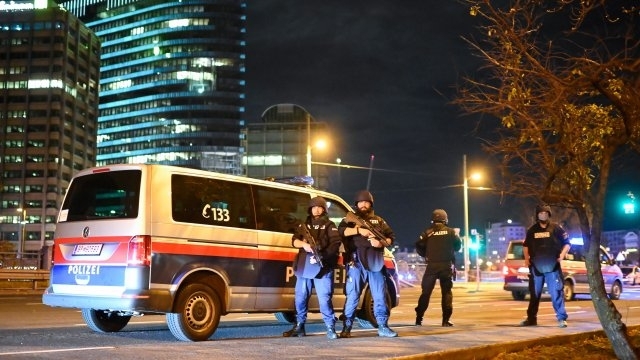 Ден след атентата във Виена австрийският канцлер Себастиан Курц призова