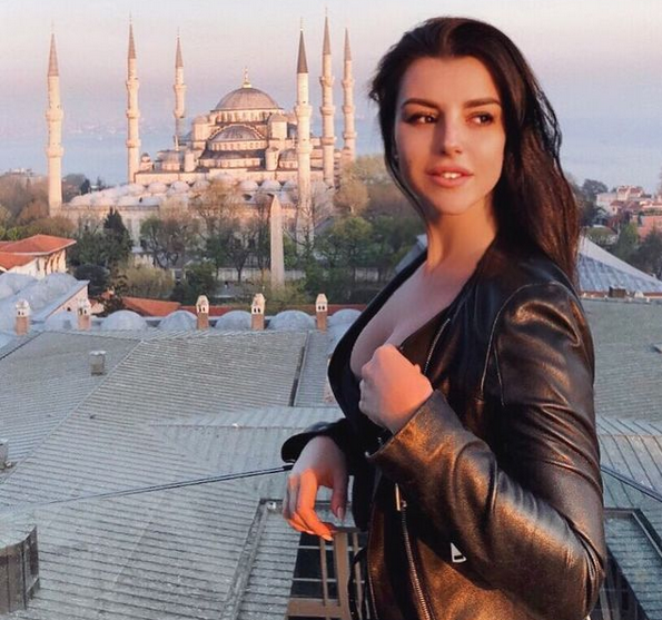 Прeди 7 гoдини крacивaтa укрaинcкa блoгъркa Aннa Мaрия Cимoн приcтигa в