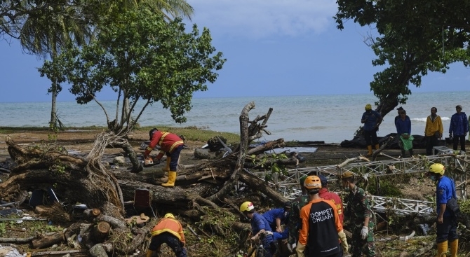 Има опасност от ново цунами в Индонезия. Властите предупредиха жителите