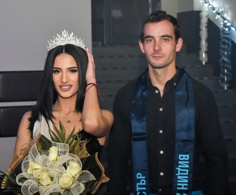 През уикенда на церемония в хитовия Hybrid Bar Nightclub