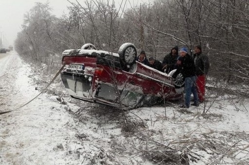 Лек автомобил с трима пътници се преобърна около 13 30 ч