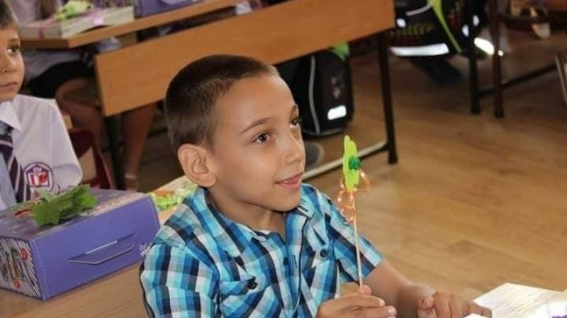 9 годишно момче се нуждае спешно от помощ за да