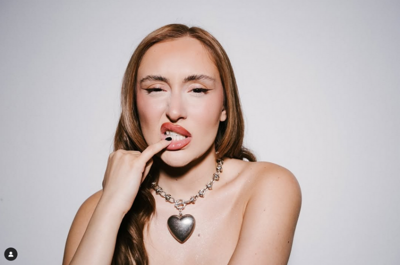 На Белоградчишките скали се озова Дара Екимова Денем певицата обикаля планините