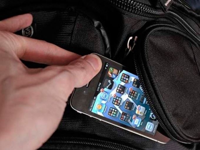 Две кражби на мобилни телефони са разкрити от служители на