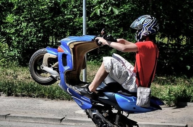 Полицаи спрели за проверка моторист който се оказал на градус