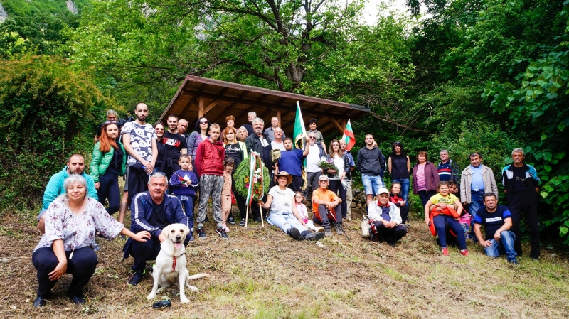 Повече от 40 родолюбци от Мездра Враца София Лютиброд Челопек