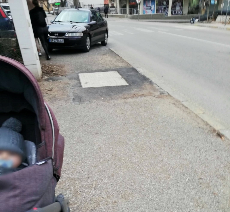 Безумното паркиране във Враца не спира да изумява жителите на