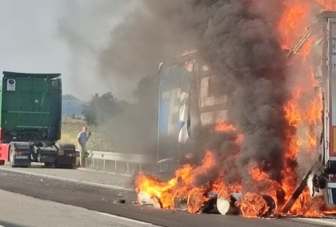 ТИР се запали след катастрофа в Монтанско съобщиха от пресцентъра