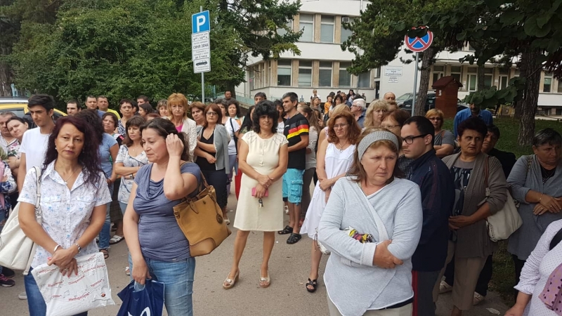 Лекарите и медицинските сестри от врачанската болница излязоха на протест
