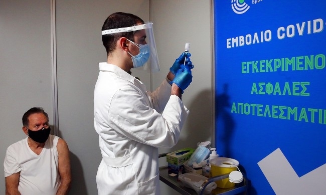 Рязък скок на новозаразените в съседна Гърция отчита местната статистика