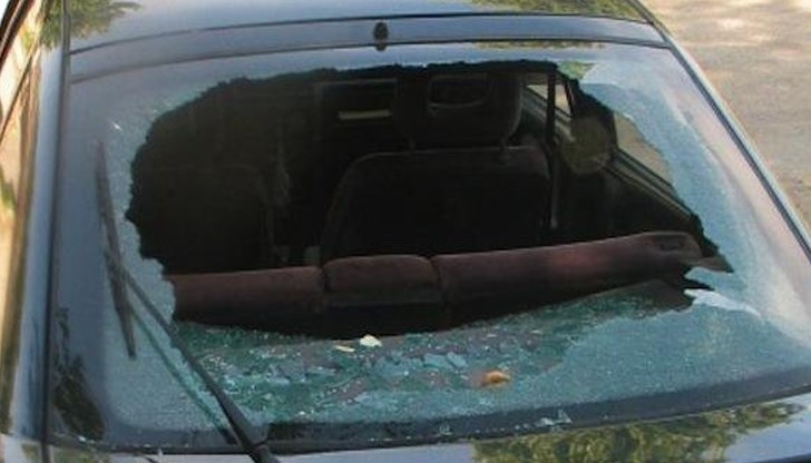 Стъкло на лек автомобил е било счупено в Берковица съобщиха