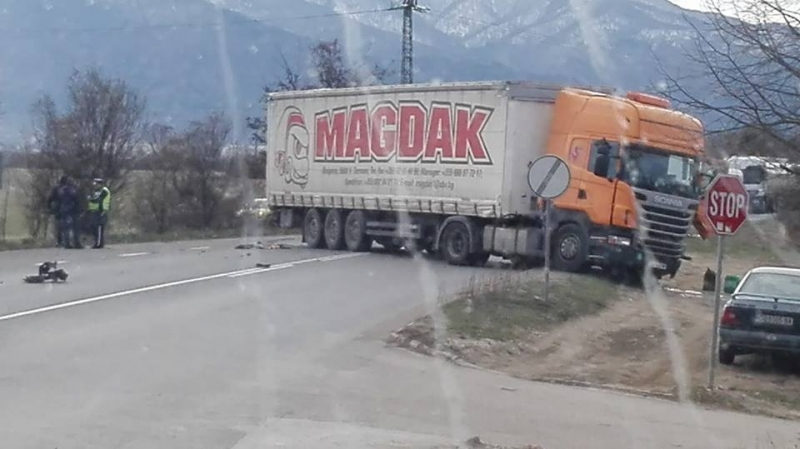 ТИР се е завъртял на шосето и е затворил международен