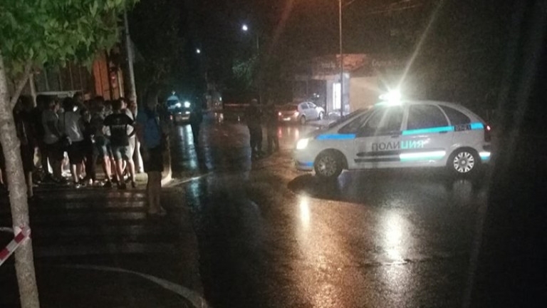 Двама души са пострадали след като били блъснати от кола