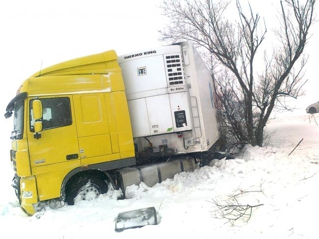 Камион се е обърнал на пътя между Бяла Слатина и