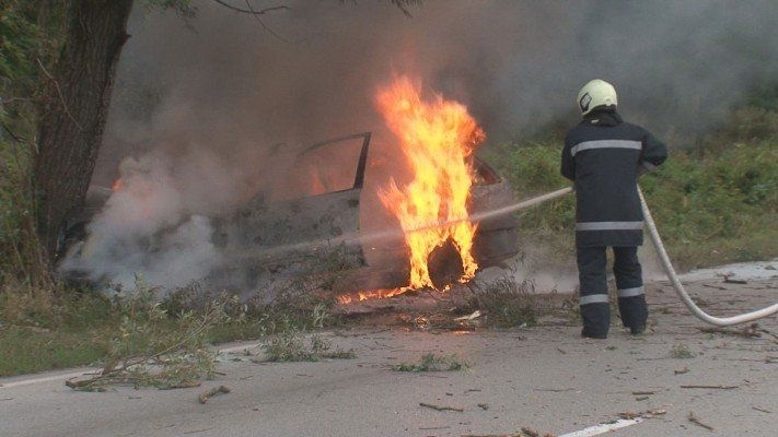 Кола се запали на главен път в Монтанско, съобщиха от