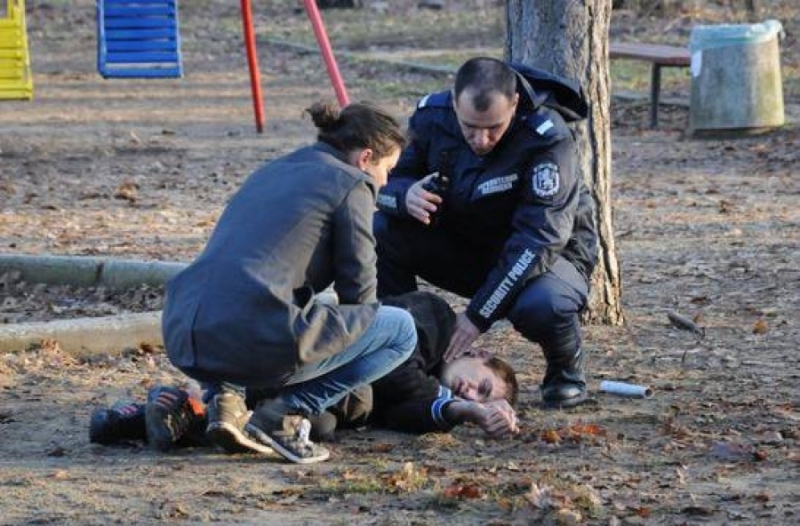 Терор! Циганчета пребиха 17- годишно момче на стадиона в Монтана