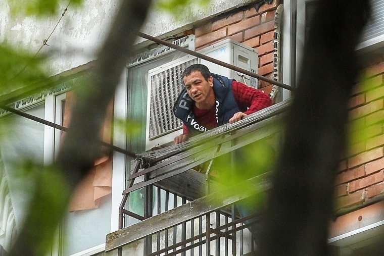 Трети ден продължава екшънът с 35 годишния мъж който се барикадира