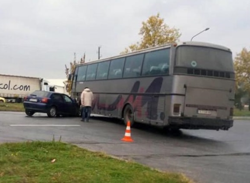 Дете е пострадало при катастрофа между кола и автобус във