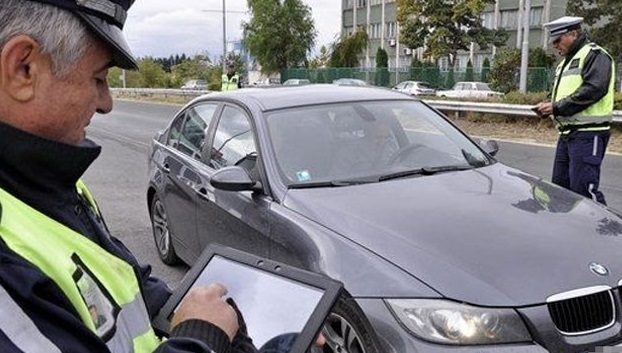 Ченгета спряха нередовно БМВ на път във Врачанско съобщиха от
