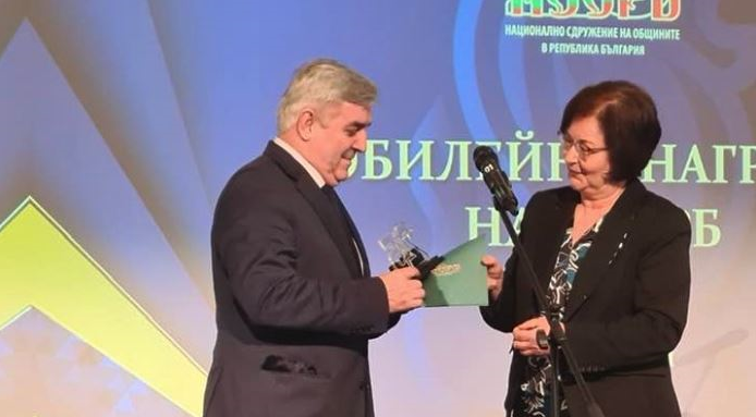 Кметът на община Мездра Иван Аспарухов получи почетна грамота и