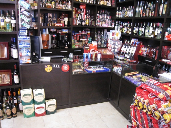 Крадлива туристка на Слънчев бряг изпила 6 малки бутилки твърд