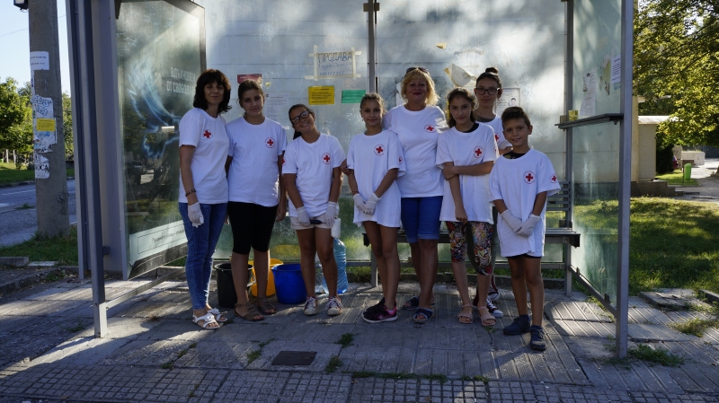 Младежи от Български младежки червен кръст Мездра почистиха четири