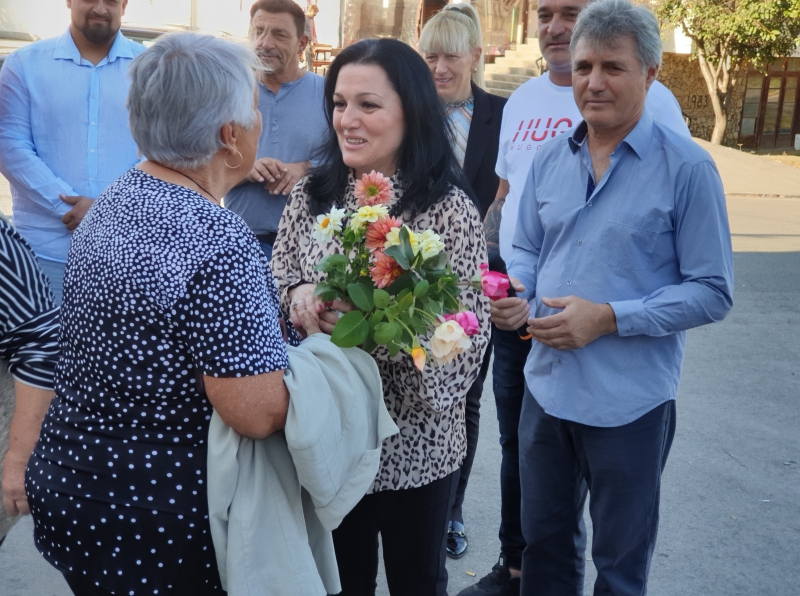 Ансамбъл Мездра  откри предизборната срещата на инж Десислава Тодорова с