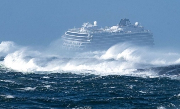 Круизният кораб Viking Sky, който аварира вчера в опасни води