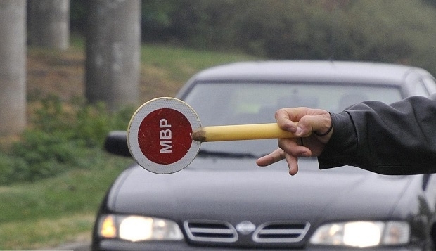 Полицаи са заловили мъж да управлява кола без номера съобщиха