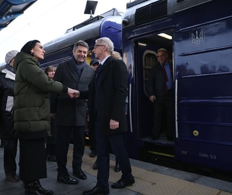 Премиерът Денков пристигна с влак в Украйна