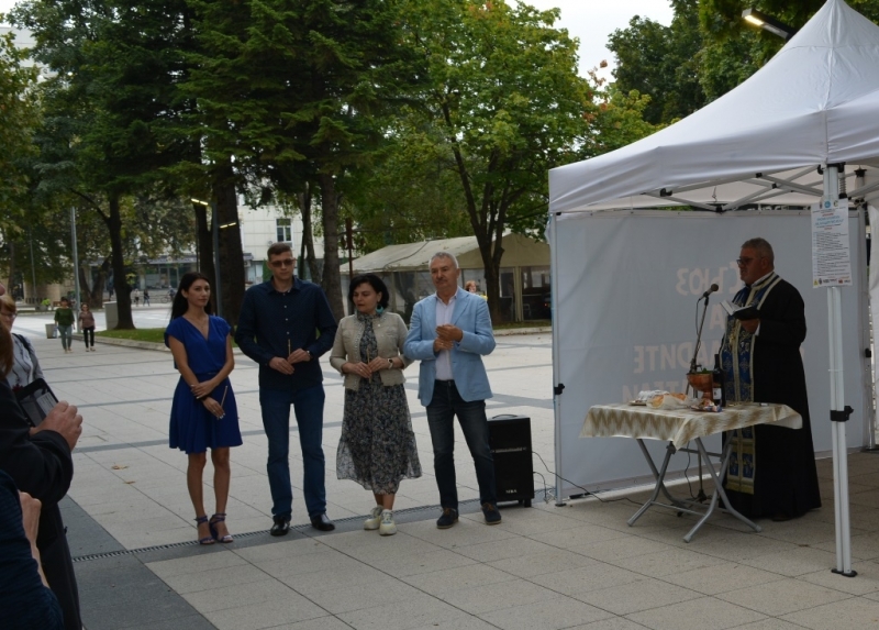 На площад Жеравица под колонада от шатри се събраха писатели