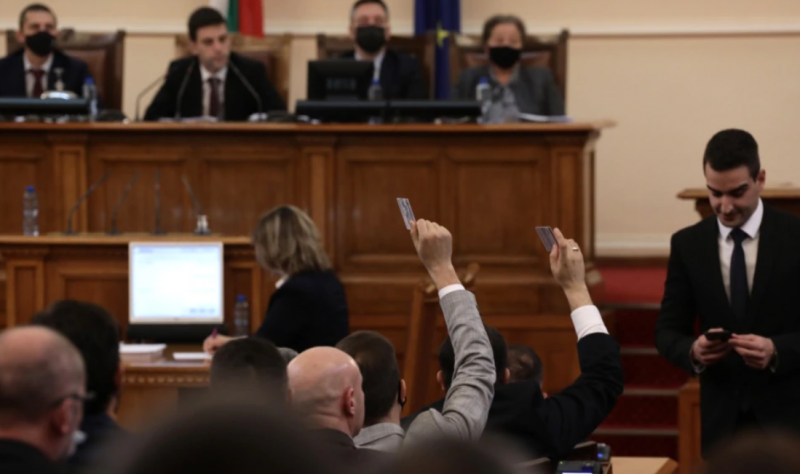 Депутатите решиха приетият в сряда мораториум върху цените на тока