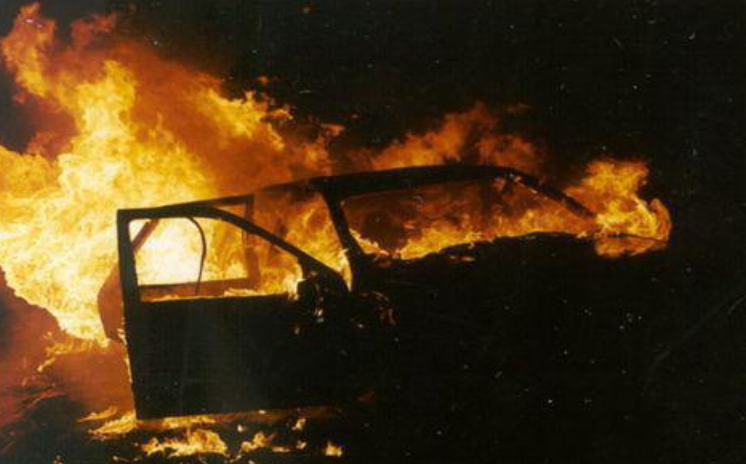 Товарен автомобил пламна на улица във врачанско село съобщиха от