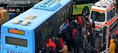 Граждани спасиха малко момиченце затиснато под 10 тонен автобус в Китай
