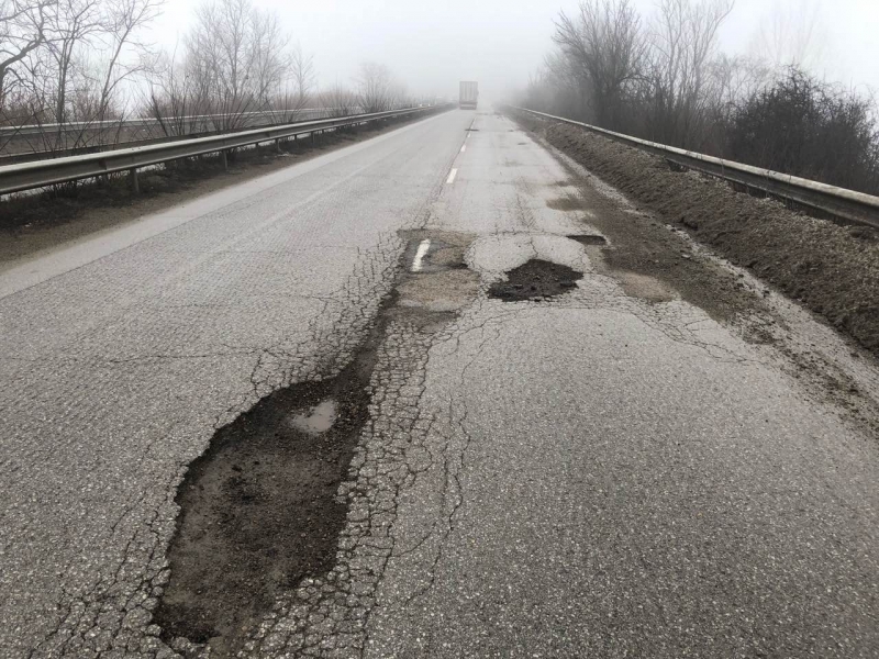 Пети ден огромна дупка на международния път Е-79 край Враца