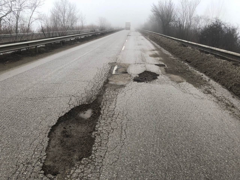 Бедствие край Враца! Огромна дупка съсипа гумите на десетки коли и ...