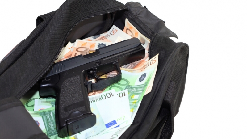 Мъж нахлу в банка в Черна гора твърдейки че е