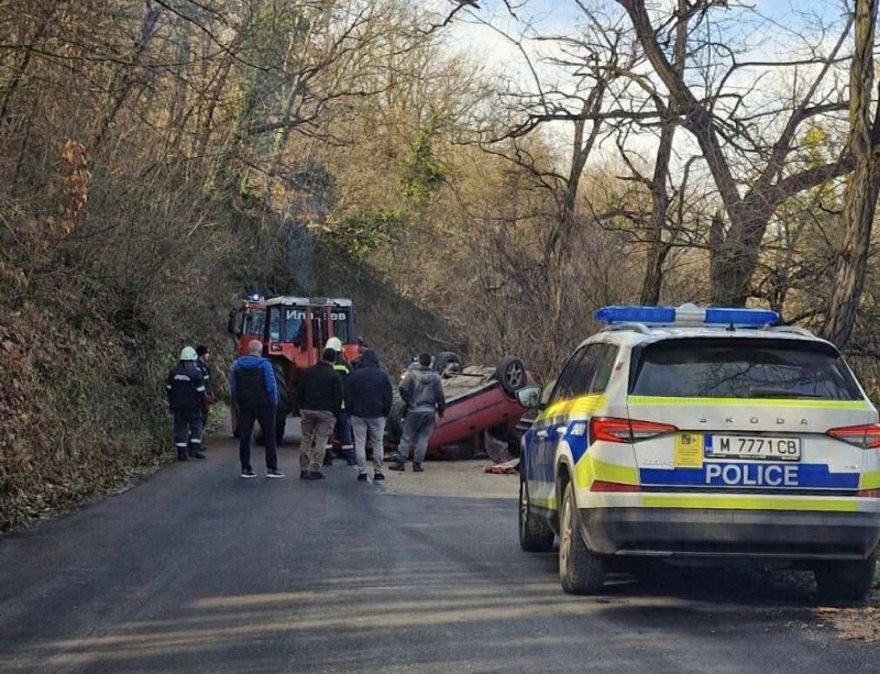 Кола се обърна по таван в Монтанско научи агенция BulNews