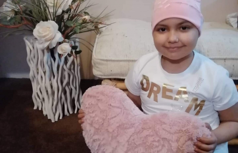 7 годишната Емел има нужда от помощ за лечението си През