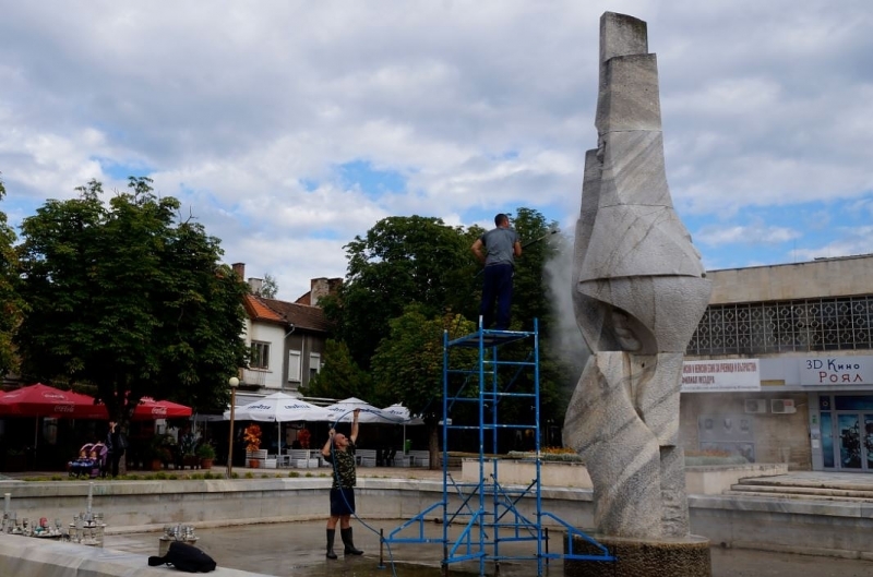 За първи път от 40 г. реновираха каменната пластика в градския фонтан на Мездра