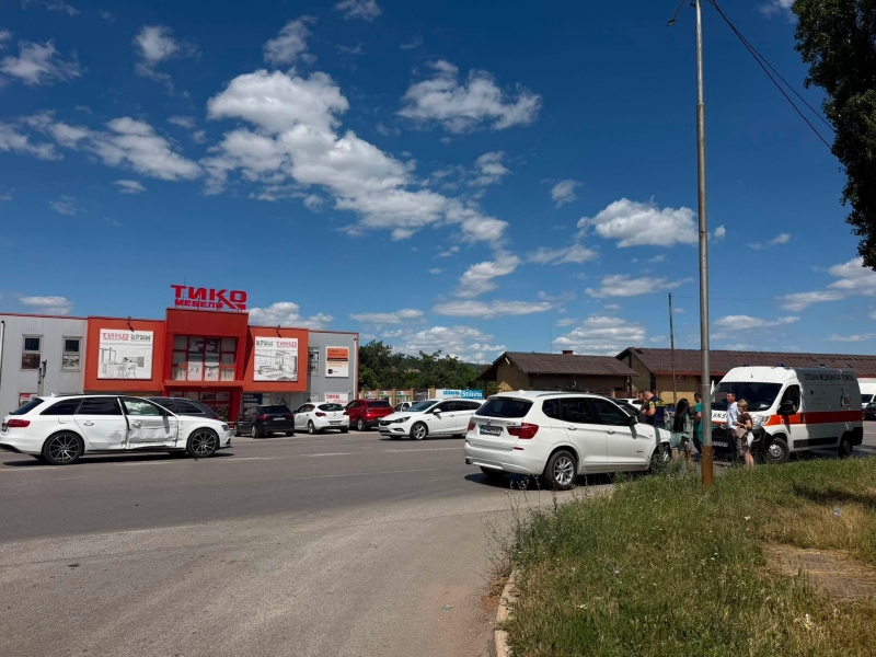 Катастрофа с БМВ и Ауди затруднява движението по натоварен булевард