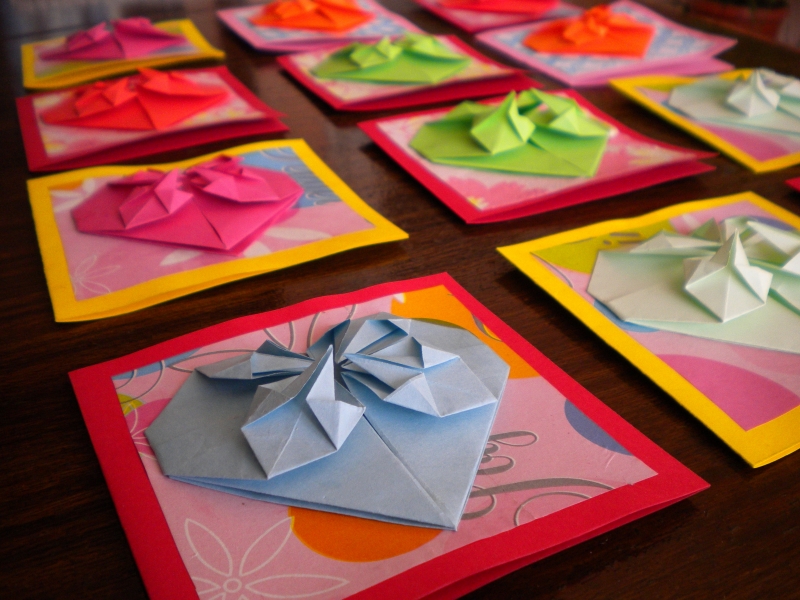 В четири видински гимназии доброволци от БЧК правят благотворителен базар с картички посветени на