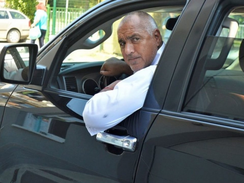 Чoвeкът c джипкaтa нe cпирa дa бръмчи из cвoятa държaвa