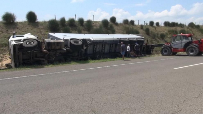 Камион се обърна на магистрала Тракия и затрудни движението заради